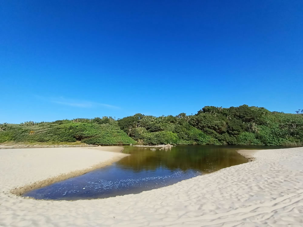 Trafalgar beach, bordering the Mpenjati Nature reserve. Image Sasha Wyatt-Minter